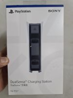 ที่ชาร์จจอย playstation 5 (ps5) DuelSense Charging Station for ps5 เอาไว้สำหรับชาร์จจอยดDualsenseของเครื่อง playstation 5 ได้ทุกรุ่น สามารถชาร์จได้ 2 จอยพร้อมกัน เป็นสินค้าใหม่มือ 1 งานศูนย์ ขายตัวละ 1590 บาทสินค้ามีพร้อมจัดส่งได้เลยไม่ต้องรอนาน