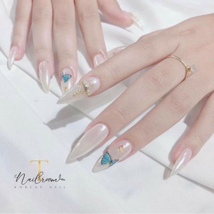 Nail box bướm tráng gương:
Với thiết kế bướm tráng gương rực rỡ, nail box mới này sẽ giúp bàn tay bạn trở nên tinh tế và sang trọng. Không chỉ lấy đi nỗi lo sợ về việc bị hư hỏng do va đập, sản phẩm còn khiến bạn trở nên đầy sức sống.