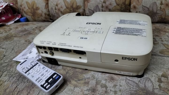 โปรเจคเตอร์-epson-ebs-9-2500-ลูเมนแสงยังแรงใช้งานปกติตำหนิมีรอยร้าวตามมือชี้แถมรีโมทกับตัวแปลง-hdmi