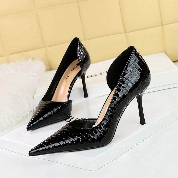 Classy clearance black pumps