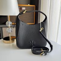 กระเป๋าสะพายTory Burch Thea Small Bucket Bag
Style No. 144690
สายยาว ถอดออกได้/ ปรับได้
สายสั้น ปรับได้