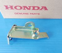 ขายึดฝาครอบหน้าแท้HONDA  Click 110คาร์บู อะไหล่แท้ศูนย์HONDA(64223-KVB-900)1ชิ้น