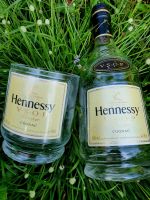 แก้วHennessy แก้วตัดจากขวด Hennessy. ติดสติ๊กเกอร์กันน้ำให้เรียบร้อย งานDIY