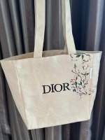 Dio r กระเป๋า ผ้า รุ่น Mothers Day Canvas Tote- Dior
size 13”x 11 “ #สินค้าพรีเมี่ยมกิ๊ฟ