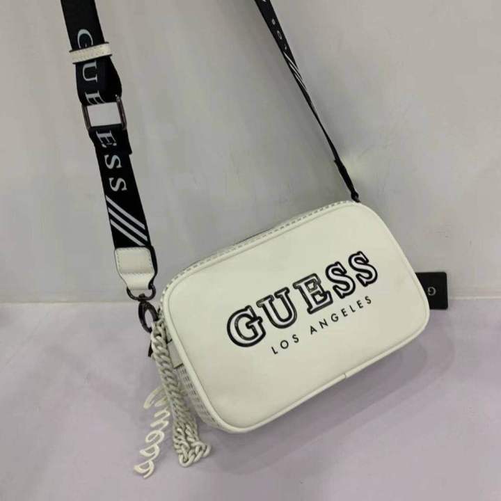 sale-กระเป๋าสะพาย-guess-แนวสตรีท-ใช้ง่าย-งานแท้-outlet-น้ำหนักเบามาก