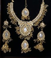 EVINCO JEWELRY GOLD PLATED STONE AND PEARL SET WIH MAANG TIKKA