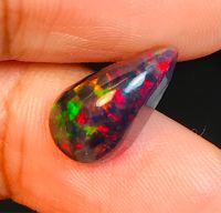 โอปอลธรรมชาติหลากสี 2.26cts 14x7.7x5.9mm 2.26cts natural multi color play opal 14x7.7x5.9mm