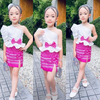 ชุดไทยเด็กสีชมพู ชุดไทยใส่ไปงานแต่งเด็ก ชุดไทยประยุกต์เด็ก ชุดไทยอนุบาล ชุดไทยไปโรงเรียน ชุดไทยประยุกต์ สีชมพู

เสื้อเปิดไหล่เอวระบาย+กระโปรงผ่าหน้าผ้าไทย