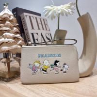 กระเป๋าคล้องมือโคชPEANUTS CORNER ZIP WRISTLET WITH SNOOPY PRESENT MOTIF((CF213))outlet✅?%ถ่ายจากสินค้าจริง