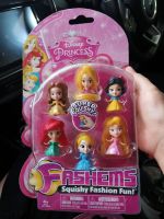 Disney Princess Super Squishy Fashion Fun 
โมเดลเจ้าหญิงดิสนีย์ แพคละ 6ตัว 
ลดจากราคาเต็ม 895บ.