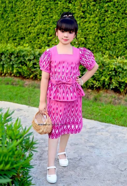 de-ชุดไทยเด็กผู้หญิง-สีชมพู-2-ชิ้น-เสื้อ-กระโปรง-ลายไทย-รุ่น-ละมุน