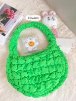 Cos quilted mini bag green ของใหม่ไม่เคยใช้งาน สีเขียวน่ารักสุดพลังคะ และเป็นเขียวตะโกนโดดเด่นเขียวเรียกทรัพย์คะ ในช้อปหายากมากๆ นะคะ