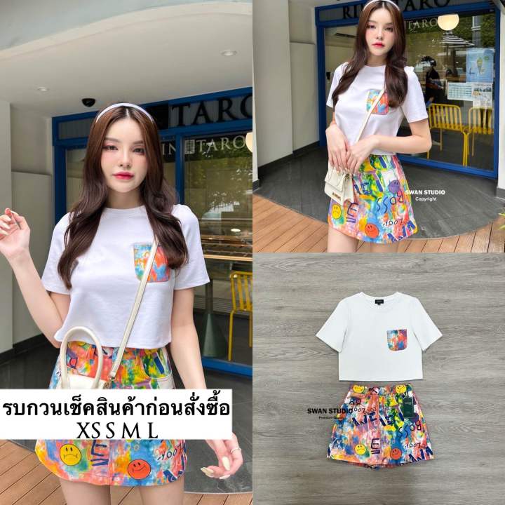 เซทเสื้อยืดครอปสีขาวแต่งกระเป๋าตรงอก-เนื้อผ้ายืดหนาอย่างดี-มากับกระโปรงกางเกงผ้ายีนส์พิมพ์ลายเท่ห์มาก-ด้านหน้าจะเห็นเป็น