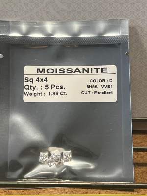 0.40 กะรัต เพชร (1 เม็ด น้ำหนัก 40 ตังค์ ) เพชร โมซาไนท์ GRA MOISS DIAMOND ROUND MOISSANITE รูปร่าง  SQUARE  (D Color- VVS1)( ขนาด 4.00 มิล mm) )(1  ห่อ มี 5 เม็ด)