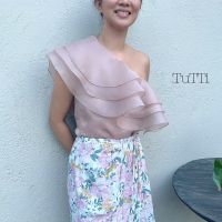 TuTTi ทรูลี่ไทย Linda Organza Blouse เสื้อระบายรูดแบบใหล่เดียวทําจากผ้าไหมแก้ว  เสื้อไปงาน เสื้อผ้าไหม มี 4 สี  สินค้า **Pre order** ใช้เวลา 7-18 วัน นะคะ