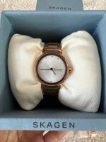 นาฬิกาข้อมือผู้หญิง แบรนด์ SKAGEN แท้ มือสอง สีโรสโกลด์ หน้ากว้าง2.5cm ความหนาของตัวเรือน4mm ความยาวข้อมือ15cm มีสายเพิ่มความยาวได้หน้าปัดไม่มีรอย แต่มีรอยขนแมวที่ตัวเรือนนิดหน่อยค่ะ