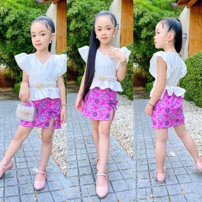 ชุดไทยประยุกต์ สีชมพู
เสื้อแขนระบาย+กระโปรงผ่าหน้าผ้าไทยพิมพ์
 ชุดไทยเด็ก ชุดไทยเด็กผู้หญิง ชุดไทยเด็กสีชมพู