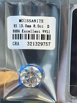 เพชร (1 เม็ด น้ำหนัก 8 .00 กะรัต )โมซาไนท์ เพชร โมอีส MOISSANITE มี ใบ เซอร์ะอยู่ในซีน ตัวเลขเลเซอร์ LAB DIAMOND รูปร่างกลม Round 13.00mm- (D Color- VVS1)(ขนาด 12.00 มิล)
