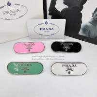 Prada Metal Hair Clip กิ๊บติ๊ดผมโลโก้ปราด้า  ขนาด 6.5 x 2.3 cm. ตัวกิ๊บทำจากโลหะอะไหล่เงิน มี 2 สี ให้เลือก ขาว  และ ดำ