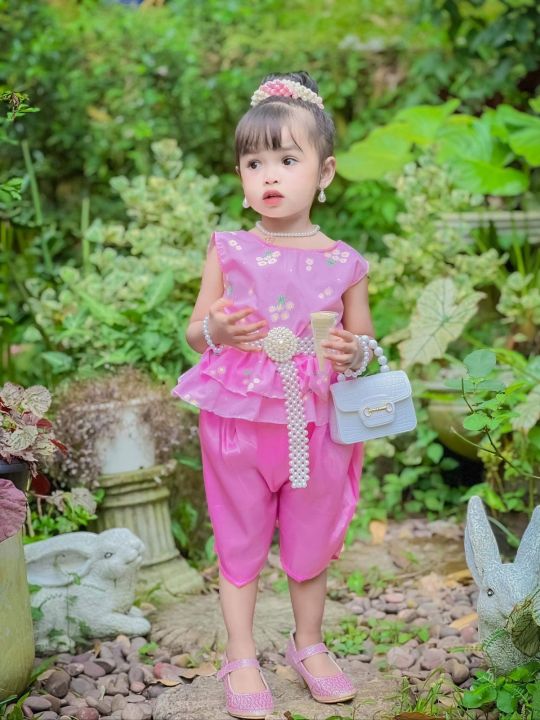 ชุดไทยเด็กเซ็ท-2-ชิ้น-เสื้อทำจากผ้าคอตตอนพิมพ์ลายดอกเดซี่