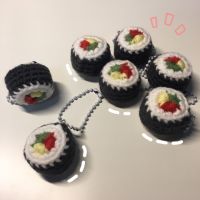 Sushi roll crochet?? พวงกุญแจซูชิโรลไหมพรม พร้อมส่ง?