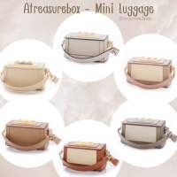 กระเป๋าสะพายข้างแบรนด์ Atreasurebox - Mini Luggage ??