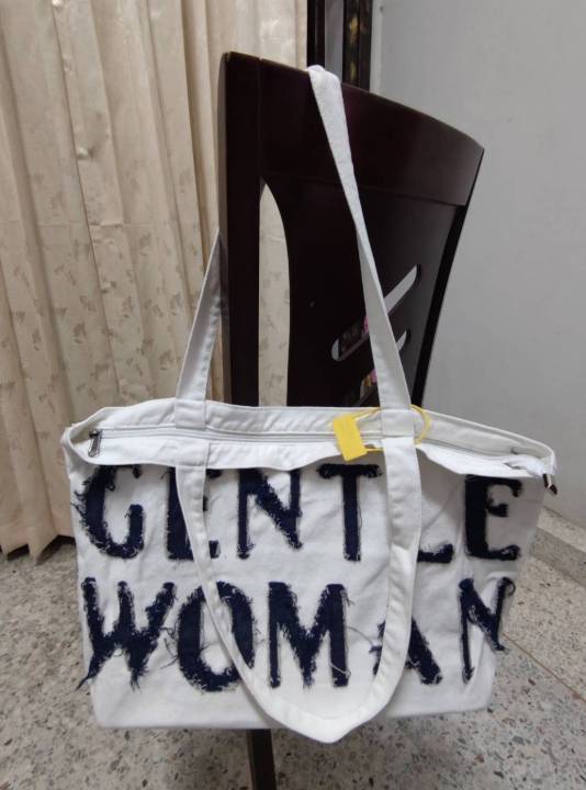 กระเป๋าผ้าสีขาว-ปักลายด้วยผ้าสีน้ำเงิน-คำว่า-gentle-woman