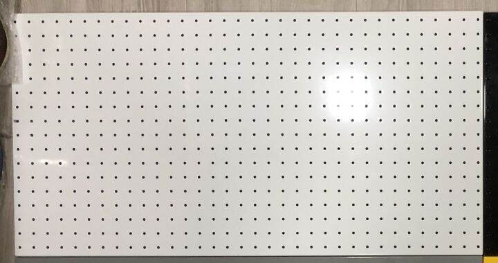 กระดานเหล็กเจาะรู-กระดานเพ็กบอร์ด-pegboard-ทำมาจากเหล็กหนาเสริมกระดูกงูและยกขอบและพ้นสีกันสนิม-ทำให้รับน้ำหนักได้เยอะไม่บิดงอ-ขนาด43x85cm