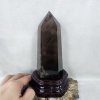 แท่งหินสโมคกี้ควอตซ์ หินสโมกี้ควอตซ์ สโมกกี้ควอตซ์(Smoky Quartz)มีตำหนิตามธรรมชาติ สูงพร้อมฐาน 19 ซม.หน้ากว้างพร้อมฐาน 8 ซม.หนาพร้อมฐาน 7 ซม.น้ำหนักพร้อมฐาน 825 g.