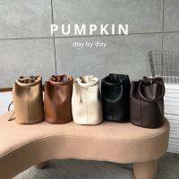 PUMPKIN BAG โดดเด่นด้วยทรง bucket สีละมุนตา พร้อมสายยาว &amp; ถุงกำมะหยี่สีเข้าเซต