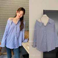 Stripe x off-shoulder shirt?(470฿ฟรีส่ง) เสื้อเชิ๊ตคอปก แขนยาว  ดีเทลแต่งสายเดี่ยวปาดไหล่ 1 ข้าง ติดกระดุมหน้าใช้งานได้จริง โทนสีฟ้าลายริ้ว