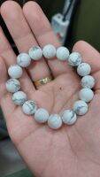 หินฮาวไลต์ (Howlite) เป็นหินที่ปักเป่าสิ่งที่ไม่ดีไม่ให้มาใกล้ตัว ช่วยส่งเสริมความเงียบสงบของจิตใจและลบความคิดที่เสียสมาธิต่างๆ 
Size : 12 mm