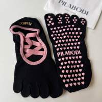 PILABODI SWEETHEART Full Toe Pilates Grip Socks ถุงเท้าพิลาทิส ถุงเท้ากันลื่น แบบปิดนิ้ว สีดำชมพู