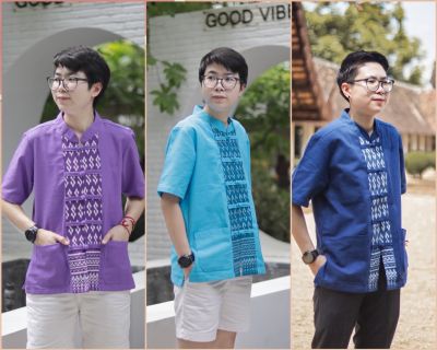 เสื้อลายขอผู้ชายผ้าชินมัยแต่งสาบลายขอพระราชทานพิมพ์ลายเนื้อผ้าดีมากมีกระเป๋า2ข้าง สีกรมแบบย้อมครามกระดุมตะกร้อ