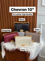 CC Chevron size 10” ???สายสวยแบบ คุณหนูเอาเเต่ใจ ดูหรู ดูแพง ลุคสวยเปรี้ยว หรือผู้บริหารก็เอาอยู่ค่ะ หนัง PU Leather High Quality ลาย Caviar ดูแพง ทนทาน มากับโซ่สายสีทองแมชกันงตัวมากก