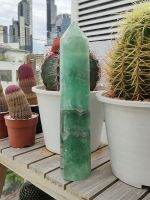 ? ฟลูออไรต์ ทาวเวอร์ ขนาดใหญ่ เนื้อโทนสีเขียว เนื้อใส ✨ ( Fluorite Tower ) สูง 26 cm.
? วางโต๊ะทำงานน่ารักๆ หรือวางประดับบ้าน สำหรับคนรักสีเขียว

✨ น้ำหนัก 1,532 g.
☘️ ขนาด 26.5×5.3×5 cm.