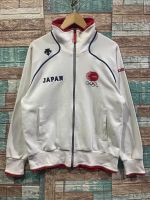 เสื้อมือสองแบรนด์ DESCENTE รอบอก 44-46 ยาว 27 ซีรีส์ทีมชาติญี่ปุ่น ??โอลิมปิก ( Vintage Olympic Japan Kinrin Jacket) มีตำหนิคราบเหลืองตามภาพ สภาพ 80% ดีเทลสวย ต่างประเทศขายอยู่ 220 ดอลล่าร์