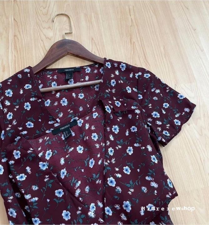 forever21-เสื้อสีแดง-burgundy-คอวี-เอวแต่งกระดุม-ผ้าใส่สบาย