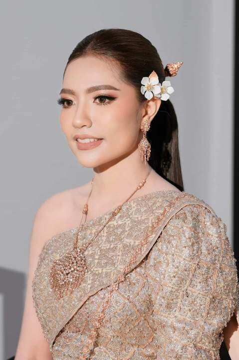 ดอกไม้ติดผมสวยหรู