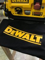 เสื้อยืดคอกลมสีดำ สกรีน Dewalt ด้านหน้าจุดเดียว