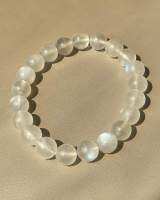 สร้อยหินเรนโบว์มูนสโตนจากประเทศอินเดีย ( Rainbow Moonstone ) เนื้อเจลเหลือบฟ้าชัดทุกเม็ดเส้นนี้สวย มีเสน่ห์ และมีความละมุนมากนะคะ มีเส้นเดียวค่า ? 

Fun Fact:  หินมูนสโตนเป็นหินของชาวธาตุนำ้ เหมือนที่พระจันทร์มีอิทธิพลกับน้ำขึ้นำลง ??