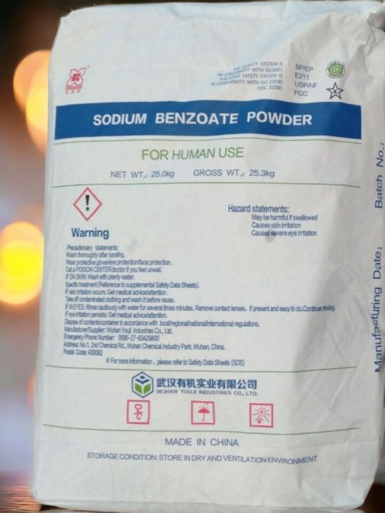 sodium benzoate เป็นสารจำพวกเกลือของโซเดียมกับกรดเบนโซอิกลักษณะเป็นผลึกสีขาว มีความสามารถในการละลายน้ำได้ดี sodium benzoate เป็นสารที่ใช้ในการถนอมอาหารซึ่งจะทำงานได้ดีในช่วงที่เป็นกรด คือ pH&lt;3.6 สำหรับอาหารที่มีการเติม sodium benzoate ได้แก่ น้ำสลัด น้ำผล