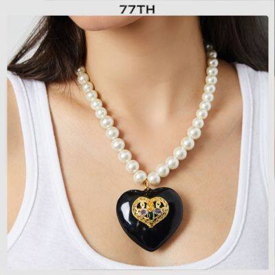 77th Black Heart Resin Pearls Necklace