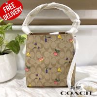 กระเป๋าสะพาย
Coach Small Town Bucket Bag In Signature Canvas