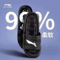 LI-NING รองเท้าแตะผู้ชายสำหรับเล่นกีฬาว่ายน้ำรองเท้าแตะกันลื่นแห้งเร็วระบายอากาศได้ดีใส่อยู่บ้านแบบใหม่ฤดูร้อนปี2023