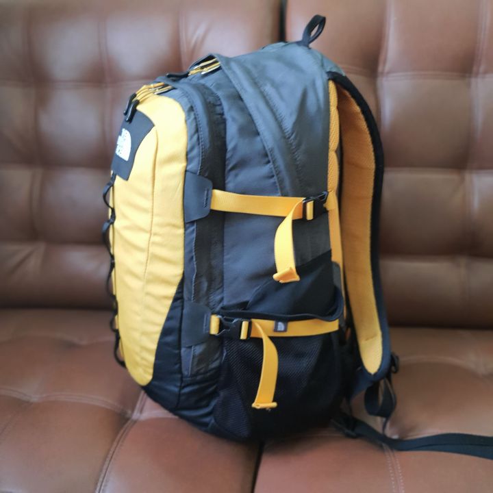 กระเป๋าเป้-the-north-face-รุ่น-hot-shot-สีเหลือง-สภาพพอใช้