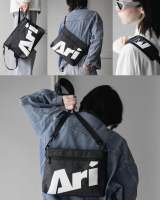 กระเป๋าสะพายข้าง ARI TOP DYED SACOCHE BAG - BLACK/WHITE ของแท้