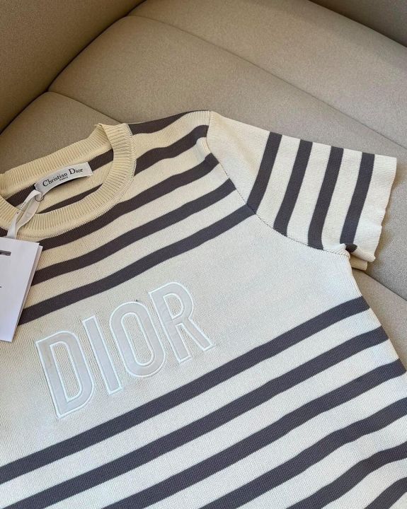 dior-knitting-เสื้อ-คอกลมเนื้อผ้าไหมพรม-เนื้อผ้าที่-ยืดได้เยอะ-เนื้อผ้าใส่แล้วไม่คัน