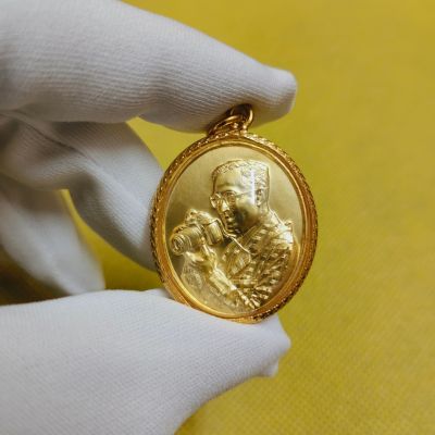 เหรียญในหลวงรัชกาลที่ ๙ ทรงกล้อง ฉลองสิริราชสมบัติครบ ๕๐ ปี เนื้อทอง ๓ กษัตริย์ชุบทอง สวยงามผิวเนียนเลอค่ามากๆ ตรงปกงดงามมาก