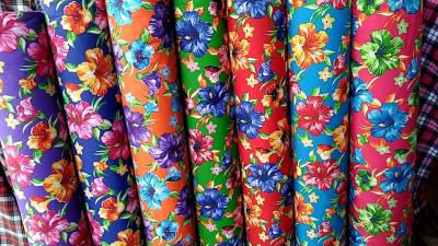 ผ้าทีซีพิมพ์ลาย ดอกชบา หน้ากว้าง 44-45 นิ้ว (114 ซม.) หน่วยขายเป็นเมตร  ผ้าลายดอกไม้ ผ้าลายดอกชบาใหญ่ เนื้อผ้ามีนุ่ม ระบายความร้อน